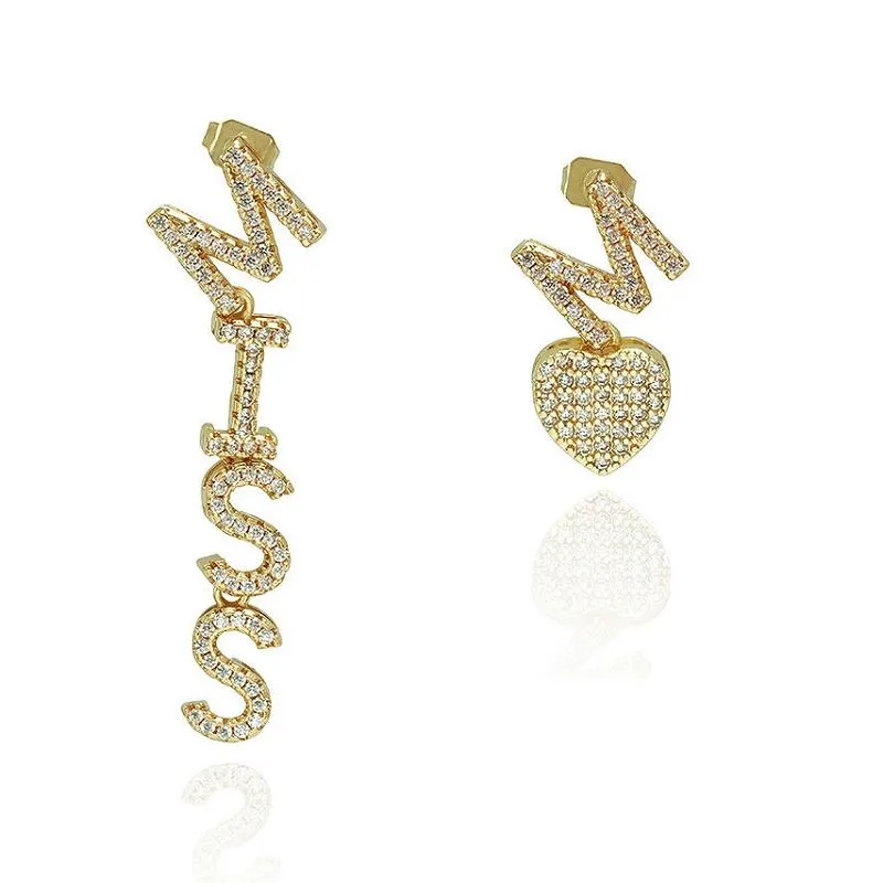 Diy-Ohrring mit Initialen-Buchstabe „Miss“.